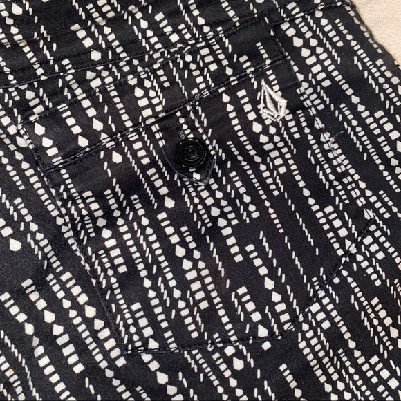 Volcom Graphic Print Shorts - Picture 5 of 5